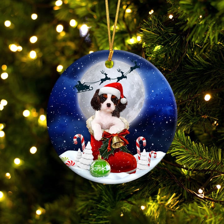 Ornement Rond En Céramique Cavalier King Charles Spaniel Tricolore noir en botte de Père Noël 