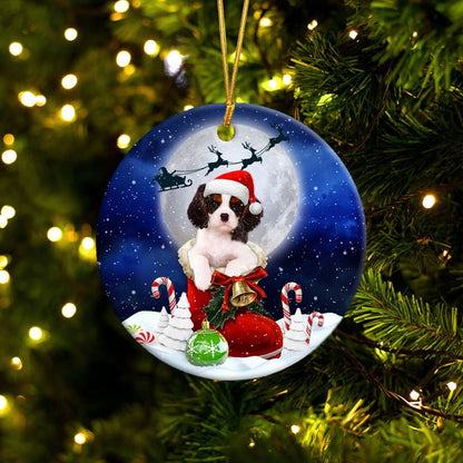 Ornement Rond En Céramique Cavalier King Charles Spaniel Tricolore noir en botte de Père Noël 