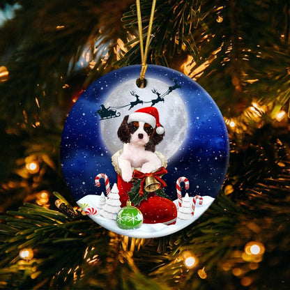 Ornement Rond En Céramique Cavalier King Charles Spaniel Tricolore noir en botte de Père Noël 