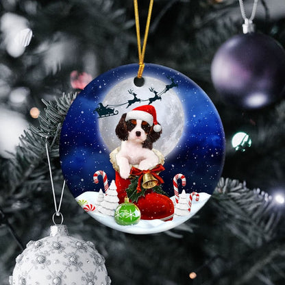 Ornement Rond En Céramique Cavalier King Charles Spaniel Tricolore noir en botte de Père Noël 