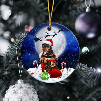 Dobermann-Pinscher im Weihnachtsmann-Stiefel-Weihnachtskeramikornament 