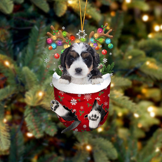 Ornement de Noël Bernedoodle dans la poche de neige 