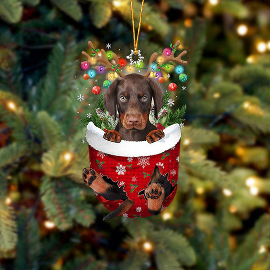 Ornement de Noël Dobermann dans la poche de neige 