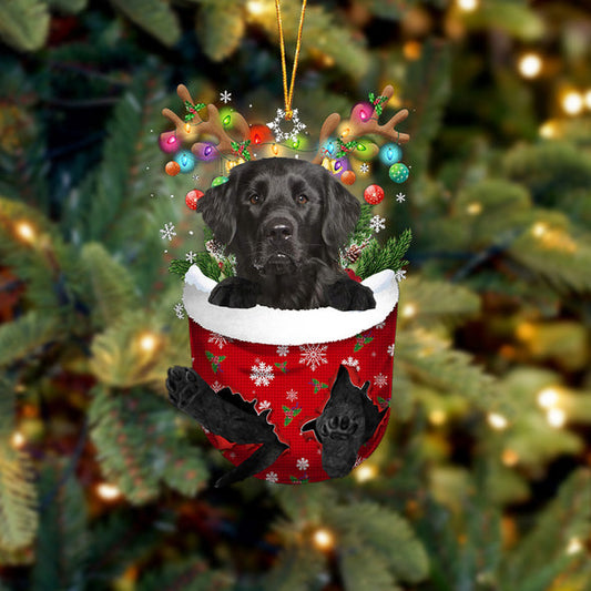 Ornement De Noël Retriever à poil plat dans une poche de neige 