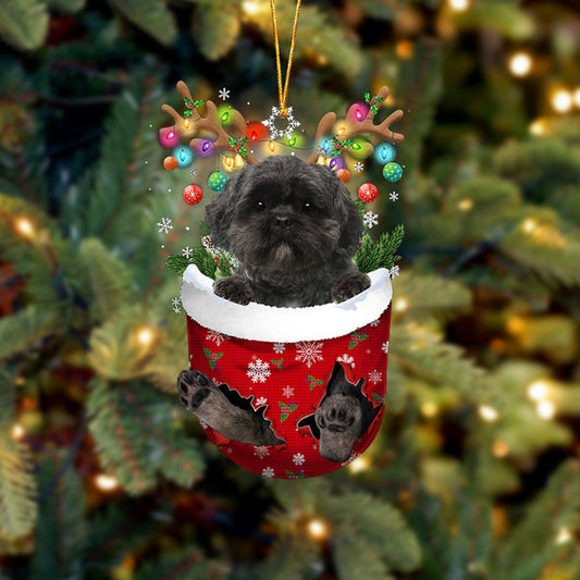 Lhasa Apso dans l’ornement de Noël de poche de neige 