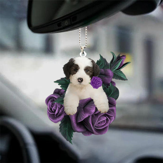 Ornement suspendu de voiture vieux chien de berger anglais dans une rose violette