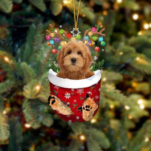 Ornement De Noël ROUGE Goldendoodle dans la poche de neige 