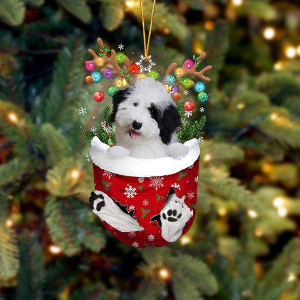 Ornement de Noël Sheepadoodle dans la poche de neige 