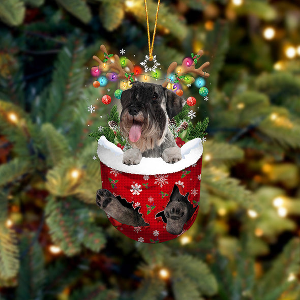 Ornement de Noël Schnauzer standard dans une poche de neige 