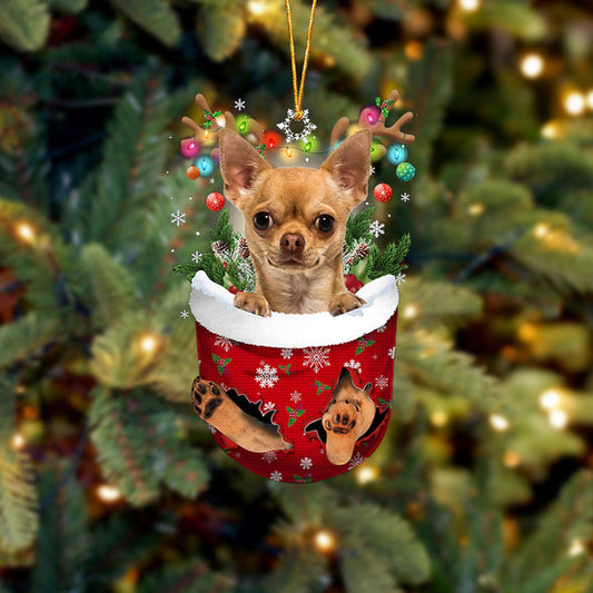 TAN Chihuahua dans l’ornement de Noël de poche de neige 