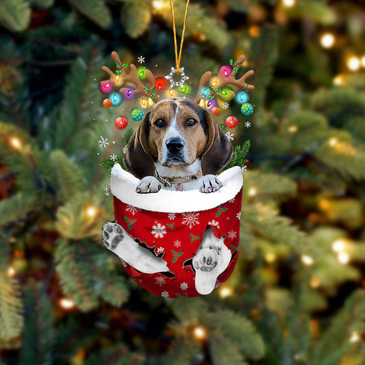 Treeing Walker Coonhound dans la décoration de Noël de poche de neige 