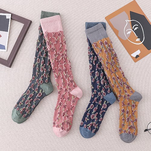 Black Friday Sale 50 % RABATT – 4 Paar lange Baumwollsocken mit Blumenmuster für Damen