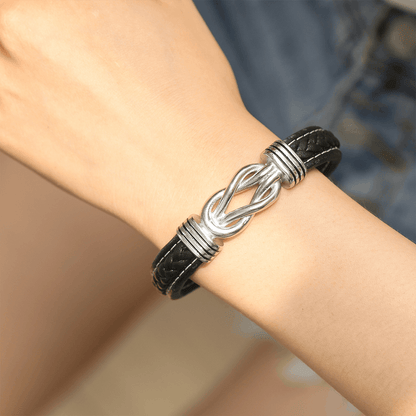 Geflochtenes Lederarmband mit der Aufschrift „Mutter und Tochter für immer verbunden“. 